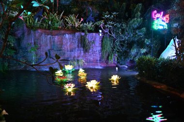 Kuching, Malezya - 8 Ağustos 2025: Yemek Festivali Sokak Fuarı