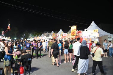 Kuching, Malezya - 8 Ağustos 2025: Yemek Festivali Sokak Fuarı