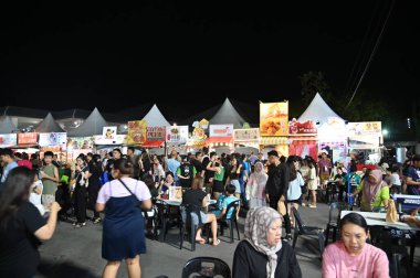 Kuching, Malezya - 8 Ağustos 2025: Yemek Festivali Sokak Fuarı