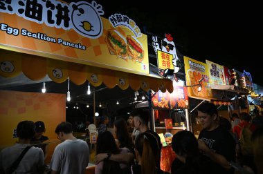 Kuching, Malezya - 8 Ağustos 2025: Yemek Festivali Sokak Fuarı