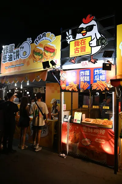 Kuching, Malezya - 8 Ağustos 2025: Yemek Festivali Sokak Fuarı