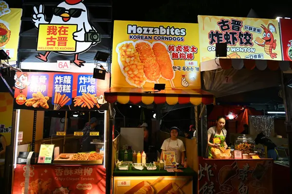 Kuching, Malezya - 8 Ağustos 2025: Yemek Festivali Sokak Fuarı