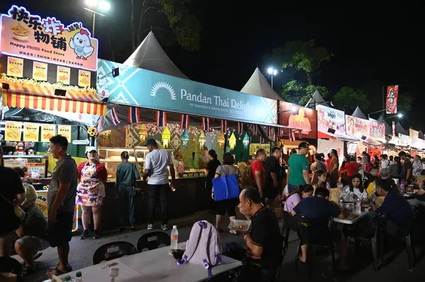 Kuching, Malezya - 8 Ağustos 2025: Yemek Festivali Sokak Fuarı