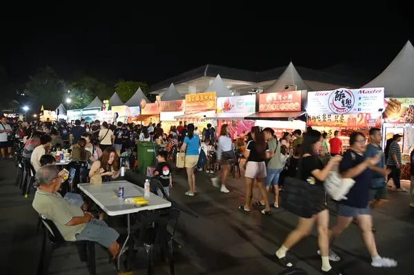 Kuching, Malezya - 8 Ağustos 2025: Yemek Festivali Sokak Fuarı