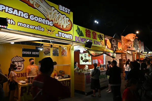 Kuching, Malezya - 8 Ağustos 2025: Yemek Festivali Sokak Fuarı