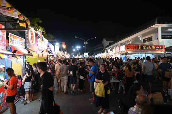 Kuching, Malezya - 8 Ağustos 2025: Yemek Festivali Sokak Fuarı
