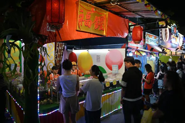 Kuching, Malezya - 8 Ağustos 2025: Yemek Festivali Sokak Fuarı