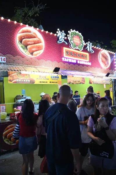 Kuching, Malezya - 8 Ağustos 2025: Yemek Festivali Sokak Fuarı
