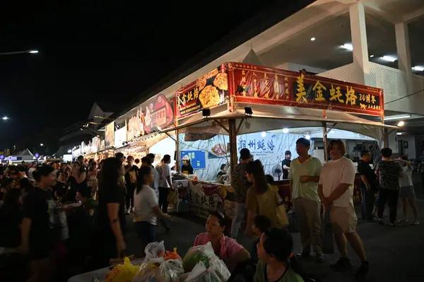 Kuching, Malezya - 8 Ağustos 2025: Yemek Festivali Sokak Fuarı