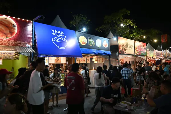 Kuching, Malezya - 8 Ağustos 2025: Yemek Festivali Sokak Fuarı
