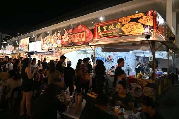 Kuching, Malezya - 8 Ağustos 2025: Yemek Festivali Sokak Fuarı