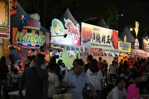 Kuching, Malezya - 8 Ağustos 2025: Yemek Festivali Sokak Fuarı