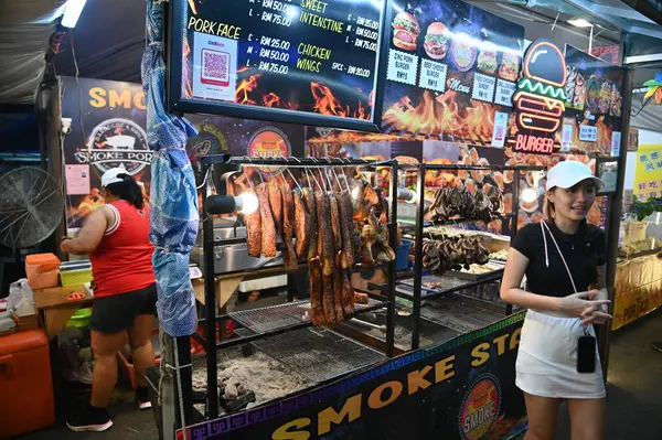 Kuching, Malezya - 8 Ağustos 2025: Yemek Festivali Sokak Fuarı