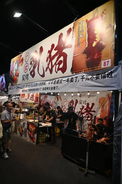 Kuching, Malezya - 8 Ağustos 2025: Yemek Festivali Sokak Fuarı