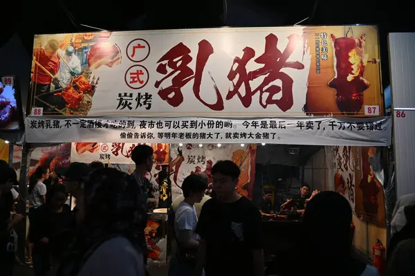 Kuching, Malezya - 8 Ağustos 2025: Yemek Festivali Sokak Fuarı