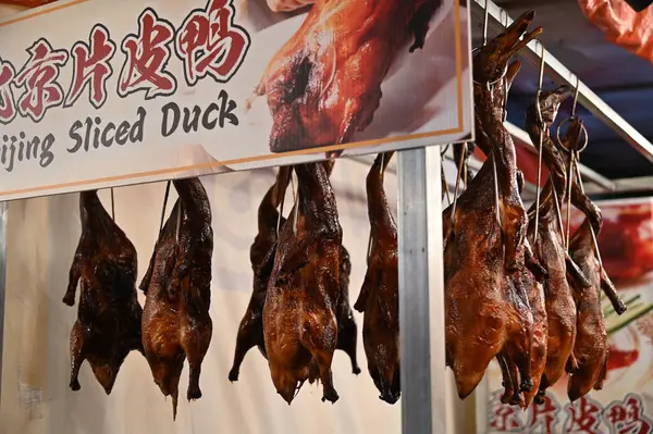 Kuching, Malezya - 8 Ağustos 2025: Yemek Festivali Sokak Fuarı