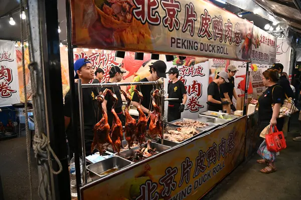 Kuching, Malezya - 8 Ağustos 2025: Yemek Festivali Sokak Fuarı