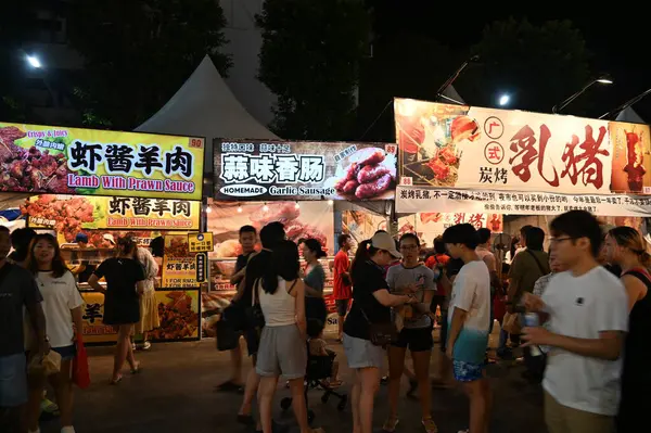 Kuching, Malezya - 8 Ağustos 2025: Yemek Festivali Sokak Fuarı