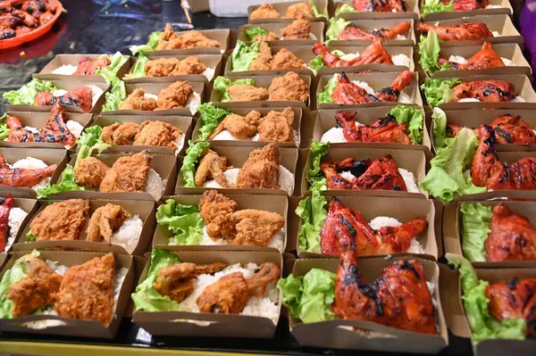 Kuching, Malezya - 8 Ağustos 2025: Yemek Festivali Sokak Fuarı