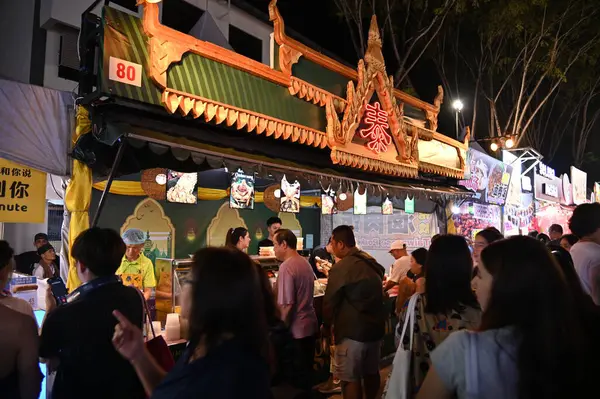 Kuching, Malezya - 8 Ağustos 2025: Yemek Festivali Sokak Fuarı
