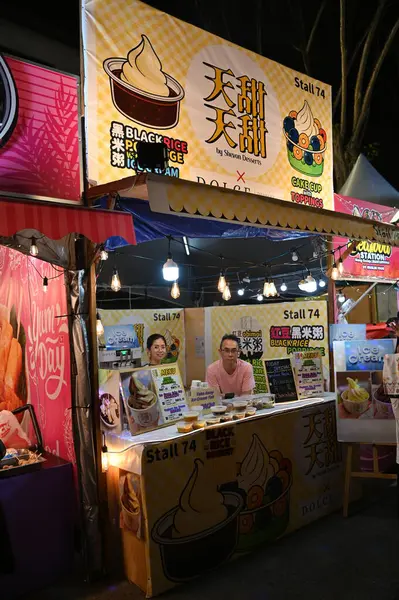 Kuching, Malezya - 8 Ağustos 2025: Yemek Festivali Sokak Fuarı