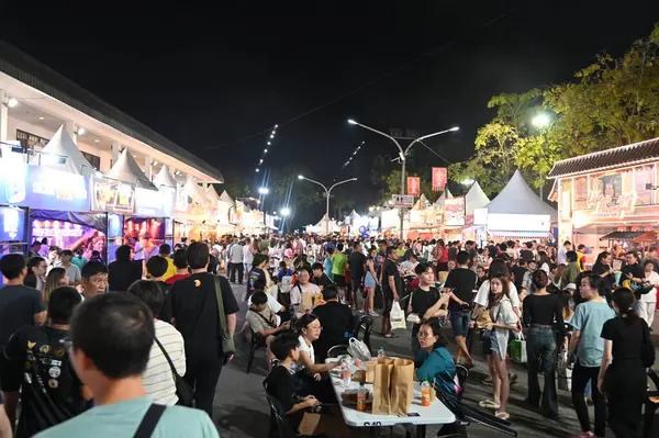 Kuching, Malezya - 8 Ağustos 2025: Yemek Festivali Sokak Fuarı