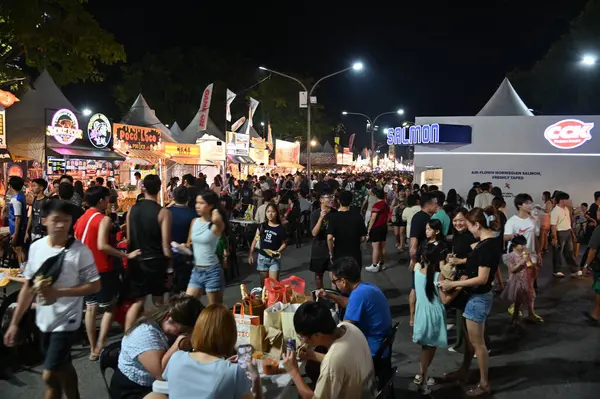 Kuching, Malezya - 8 Ağustos 2025: Yemek Festivali Sokak Fuarı