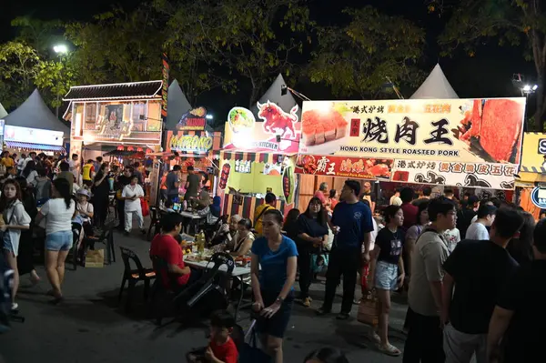 Kuching, Malezya - 8 Ağustos 2025: Yemek Festivali Sokak Fuarı