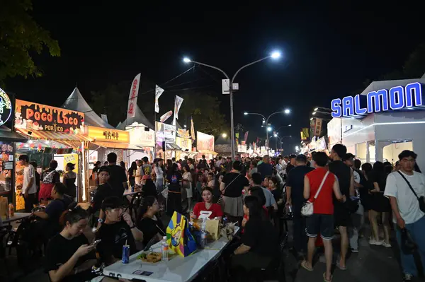Kuching, Malezya - 8 Ağustos 2025: Yemek Festivali Sokak Fuarı