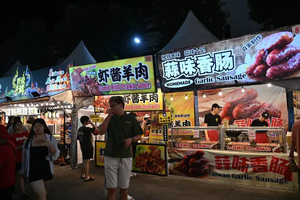 Kuching, Malezya - 8 Ağustos 2025: Yemek Festivali Sokak Fuarı