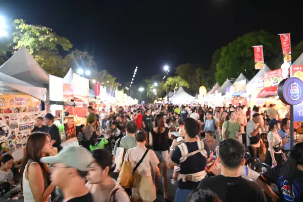 Kuching, Malezya - 8 Ağustos 2025: Yemek Festivali Sokak Fuarı