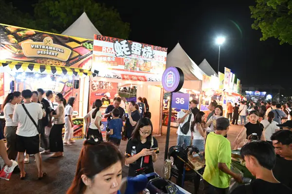 Kuching, Malezya - 8 Ağustos 2025: Yemek Festivali Sokak Fuarı
