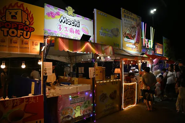 Kuching, Malezya - 8 Ağustos 2025: Yemek Festivali Sokak Fuarı