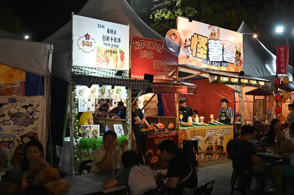 Kuching, Malezya - 8 Ağustos 2025: Yemek Festivali Sokak Fuarı