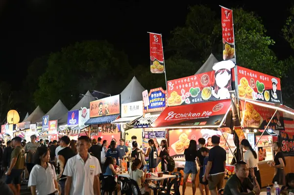 Kuching, Malezya - 8 Ağustos 2025: Yemek Festivali Sokak Fuarı