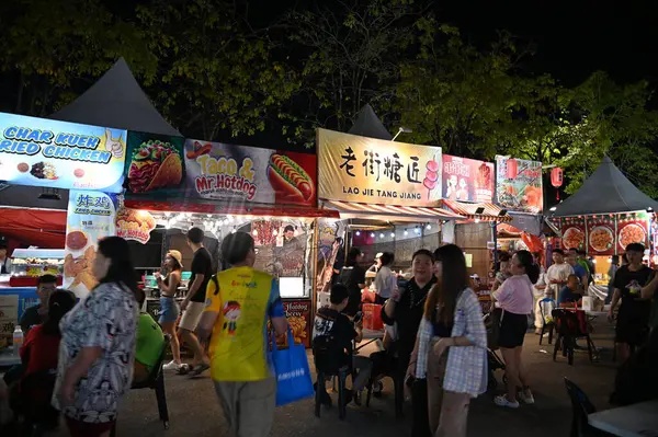 Kuching, Malezya - 8 Ağustos 2025: Yemek Festivali Sokak Fuarı