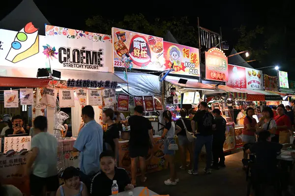 Kuching, Malezya - 8 Ağustos 2025: Yemek Festivali Sokak Fuarı