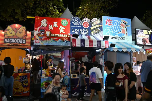 Kuching, Malezya - 8 Ağustos 2025: Yemek Festivali Sokak Fuarı