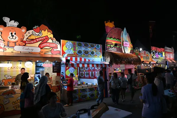 Kuching, Malezya - 8 Ağustos 2025: Yemek Festivali Sokak Fuarı
