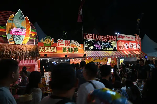 Kuching, Malezya - 8 Ağustos 2025: Yemek Festivali Sokak Fuarı
