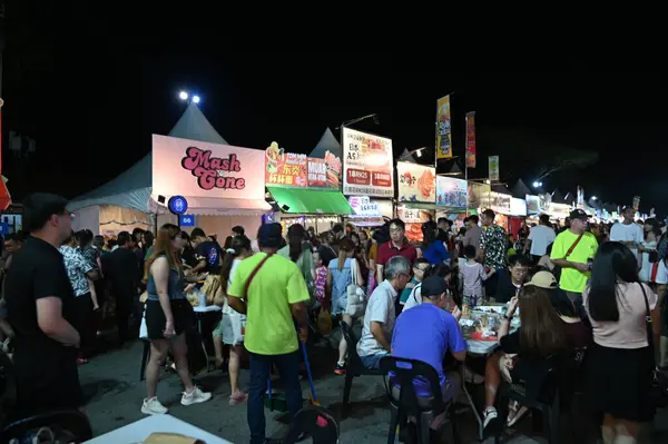 Kuching, Malezya - 8 Ağustos 2025: Yemek Festivali Sokak Fuarı