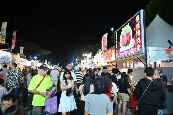 Kuching, Malezya - 8 Ağustos 2025: Yemek Festivali Sokak Fuarı