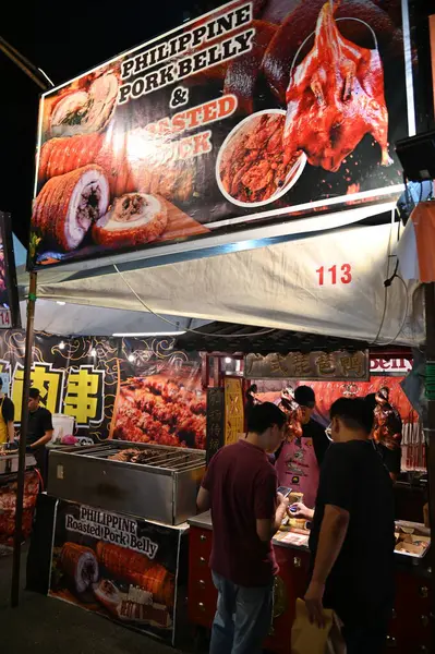 Kuching, Malezya - 8 Ağustos 2025: Yemek Festivali Sokak Fuarı
