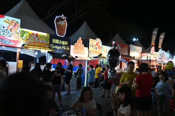 Kuching, Malezya - 8 Ağustos 2025: Yemek Festivali Sokak Fuarı