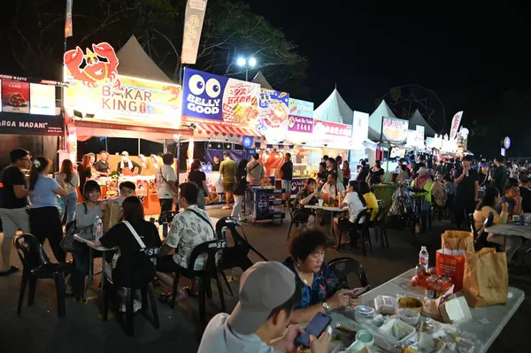Kuching, Malezya - 8 Ağustos 2025: Yemek Festivali Sokak Fuarı