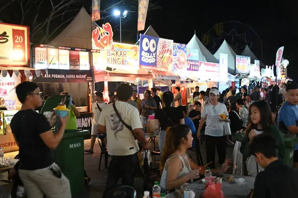 Kuching, Malezya - 8 Ağustos 2025: Yemek Festivali Sokak Fuarı