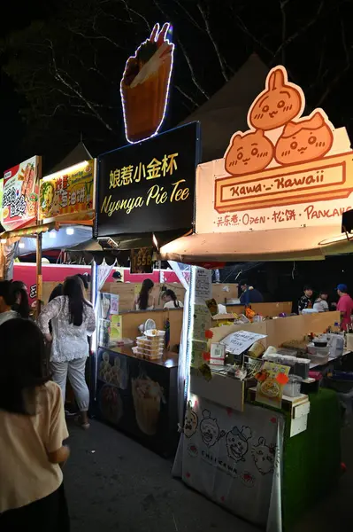 Kuching, Malezya - 8 Ağustos 2025: Yemek Festivali Sokak Fuarı