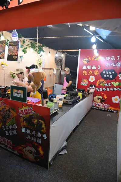 Kuching, Malezya - 8 Ağustos 2025: Yemek Festivali Sokak Fuarı