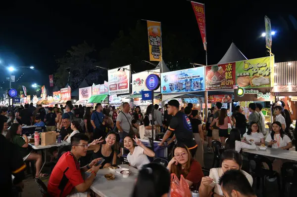 Kuching, Malezya - 8 Ağustos 2025: Yemek Festivali Sokak Fuarı