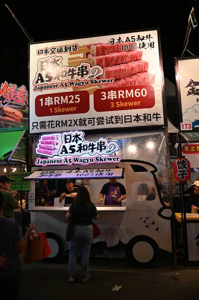 Kuching, Malezya - 8 Ağustos 2025: Yemek Festivali Sokak Fuarı